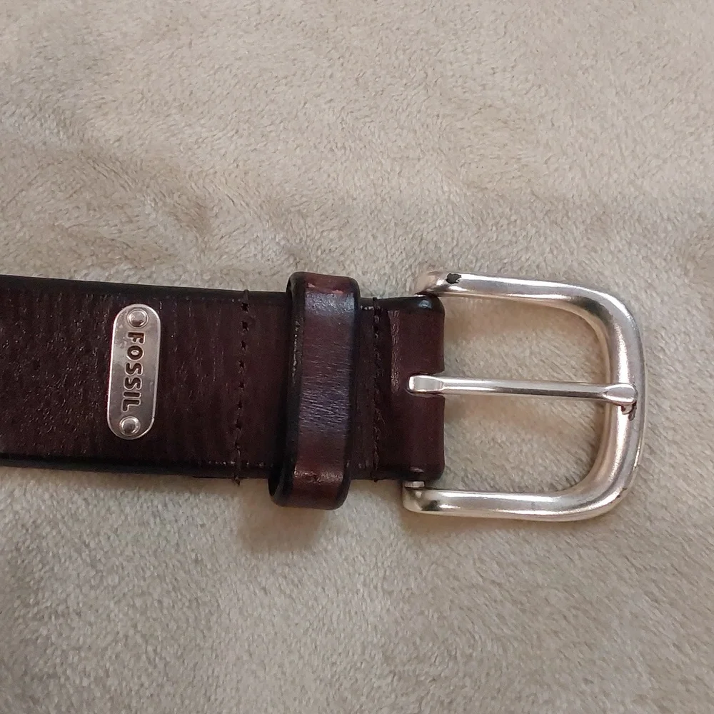 Fossil Full Grain Cowhide Mens Dark Brown Leather Belt Silver Buckle Size 44 - Picture 3 of 11